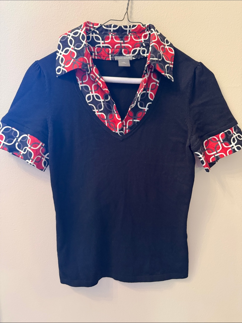 Ann Taylor Black Short-Sleeve V-Neck Top with Red & White Geometric Collar